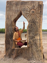 livre géant et porte de lumière